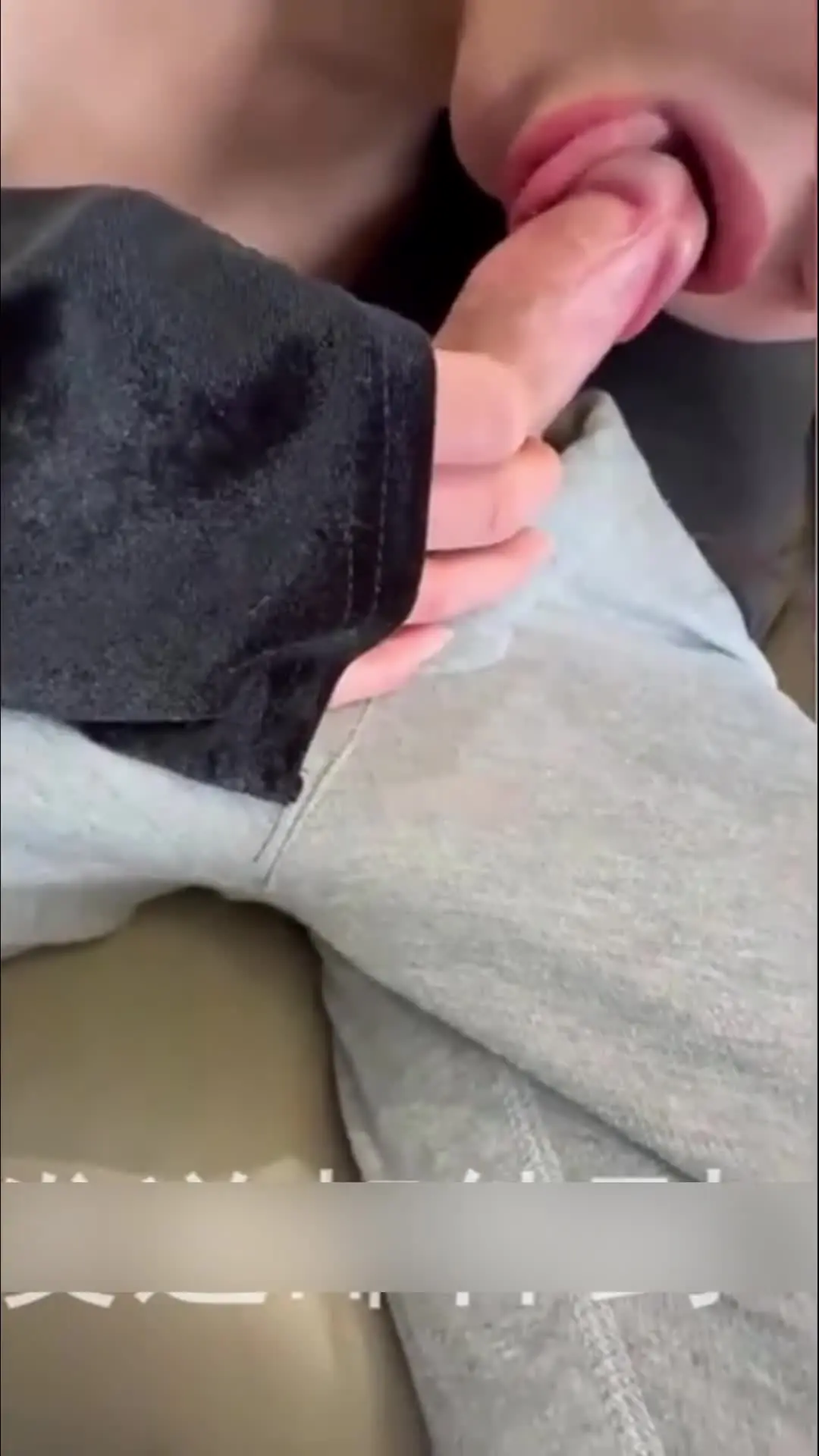 91 在线 - 老婆不仅裸体给单男做饭吃还无套内射