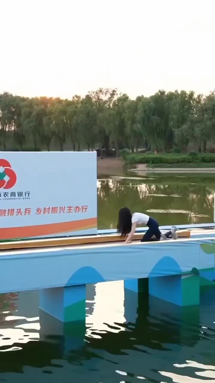 足交twitter - 门事件 落水内衣都要走光