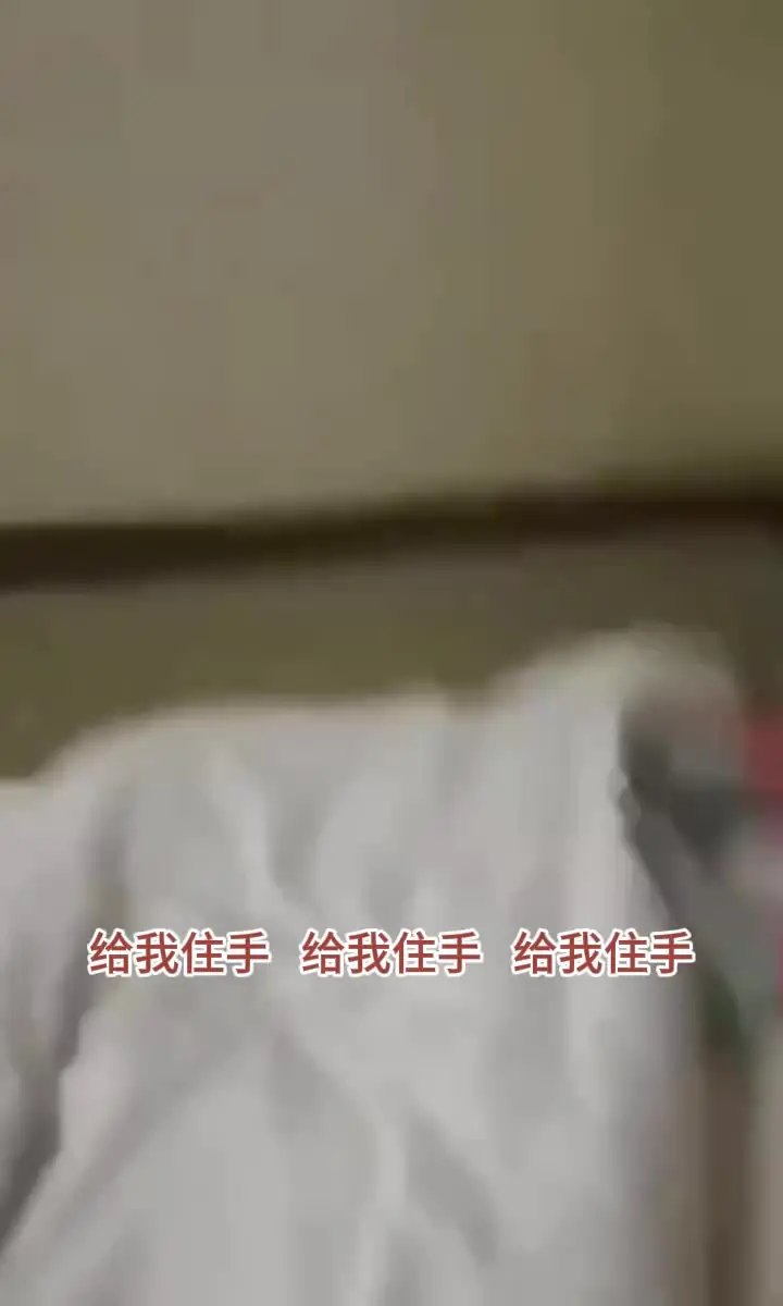 国产 色情 - 【带娃偷情的父母们】有的当着孩子面搞，还有带女儿在酒店偷情看着自己被操。一直喊：给我住手，给我住手