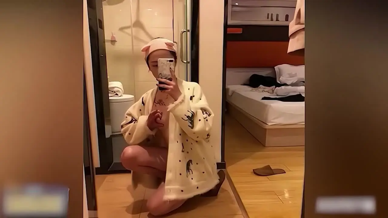 麻豆艾熙 - 泄密爆料，江苏工商系大黑逼，外表清纯可人床上母狗一枚