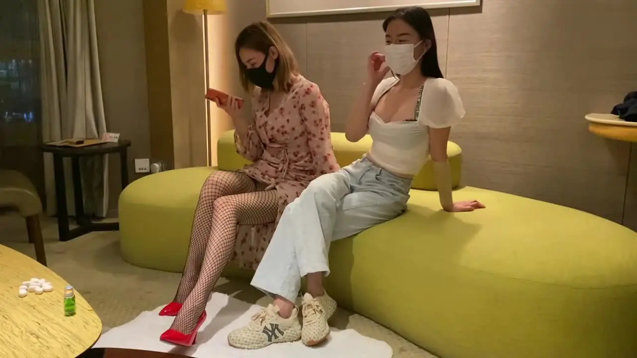 18 禁 网站 - 母狗3P 嫩模携闺蜜玩双飞