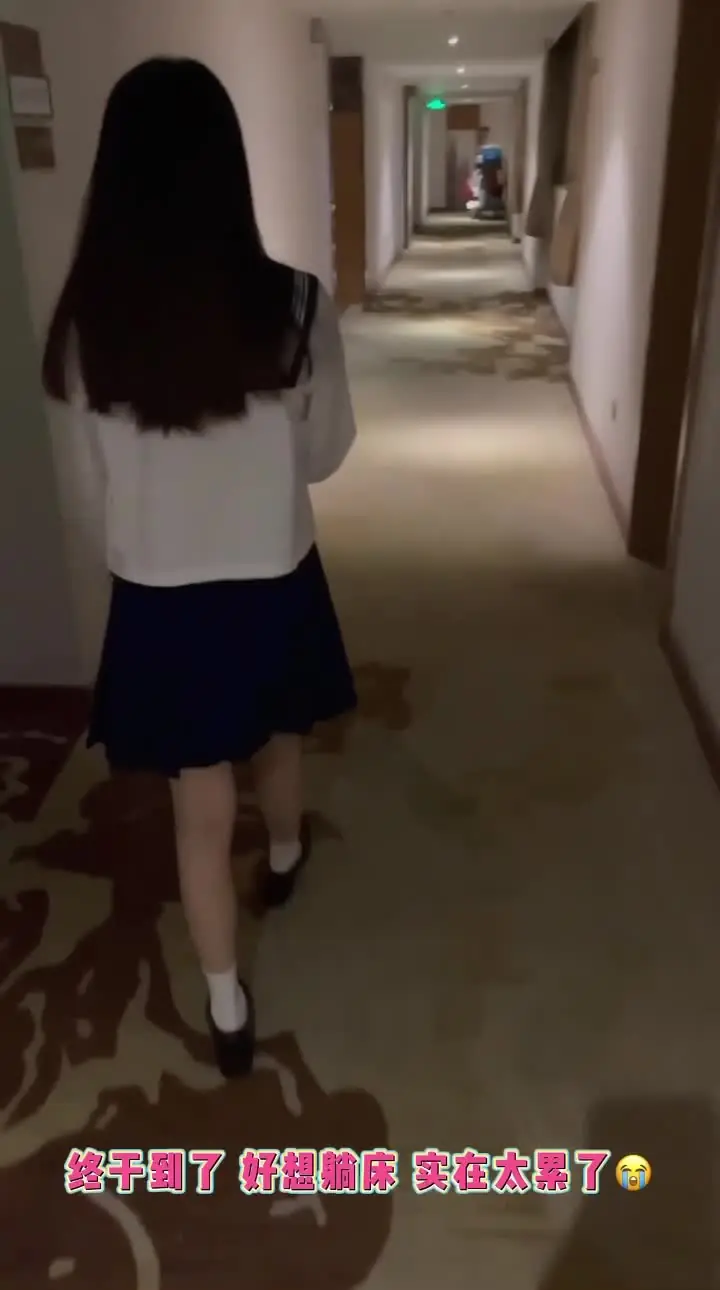 黄蓉 h - 【哥哥我还要被内射一次】欲求不满的JK母狗女友，加速摇晃大屌双双高潮‘好喜欢被草用力点嘛’