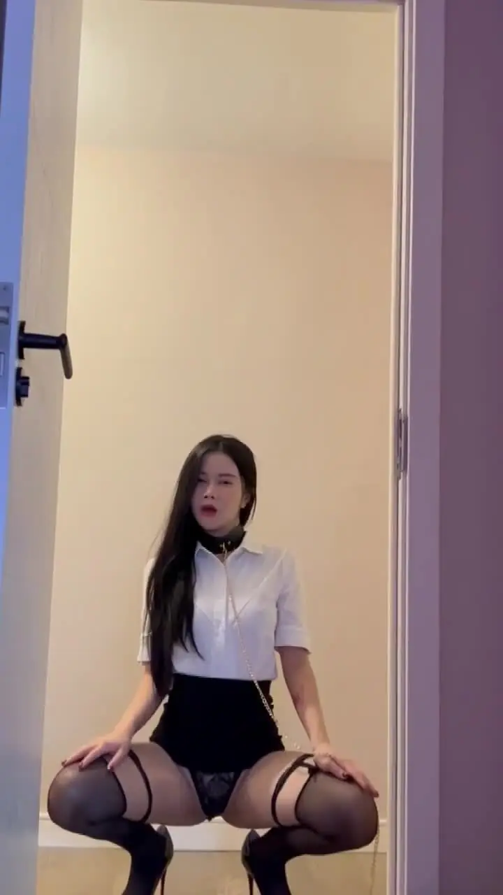 福利 姬 cos - 越南妹母狗超短裙地上爬屁股蛋透出