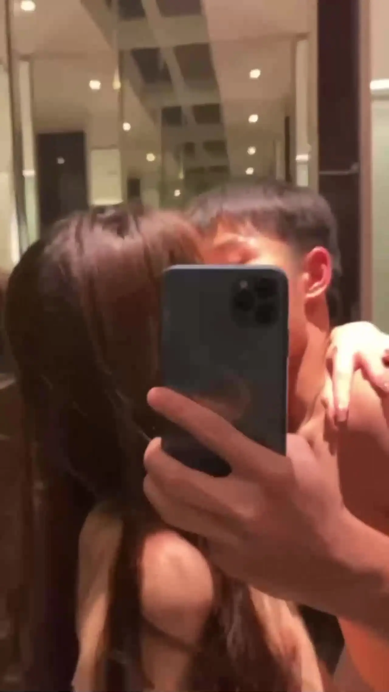 18視頻 - 情侣酒店激情做爱自拍流出