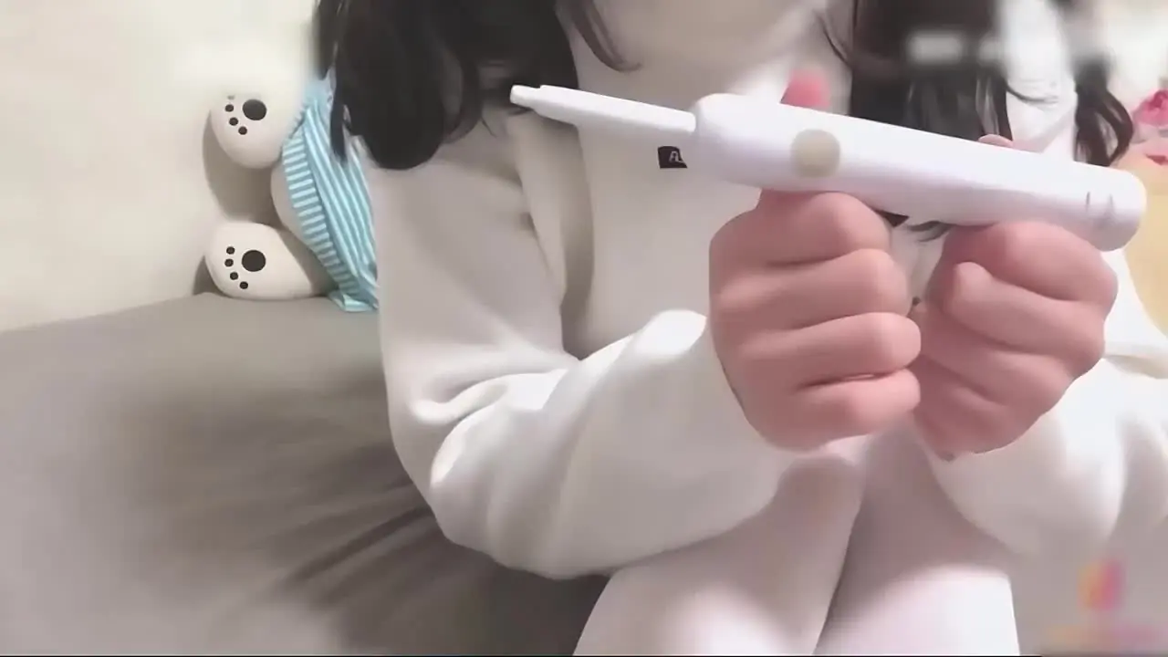 米 菲 兔 av - 酱萝莉神器的电动牙刷棒，使用的小秘密