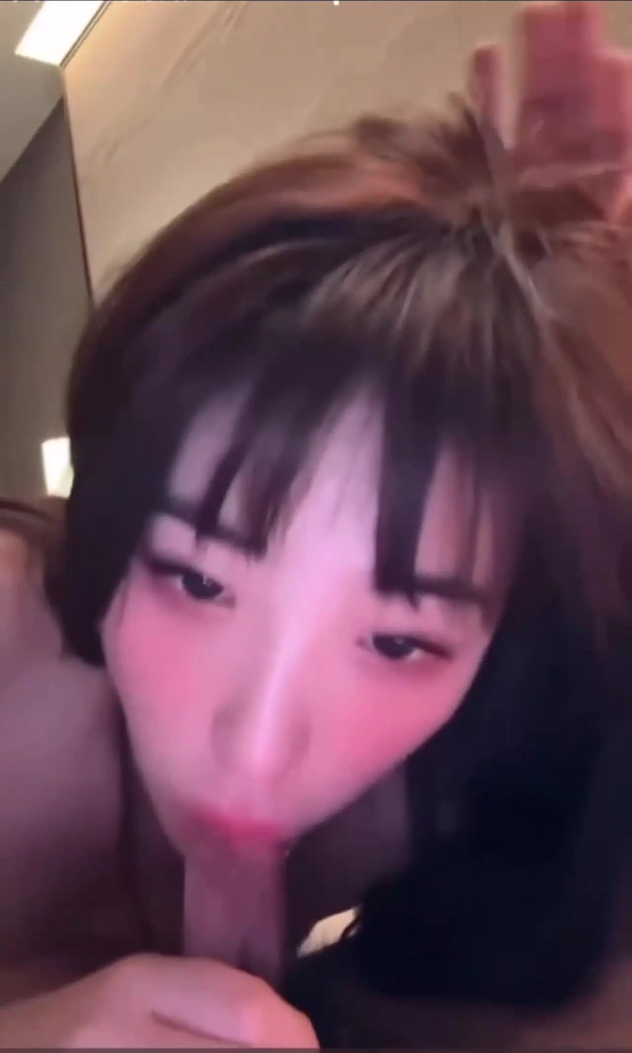 91porn free - Cô bạn gái loli đáng yêu, thổi kèn sâu và ngậm đầu dương vật.