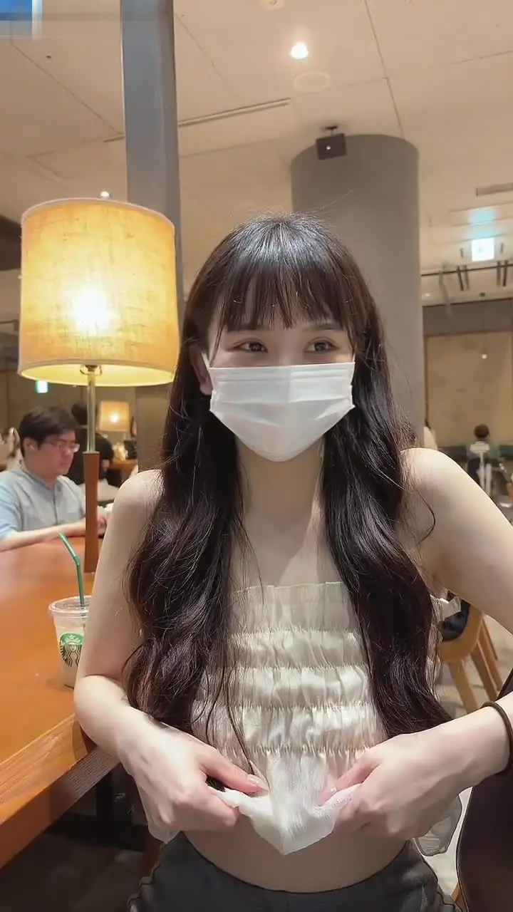 Video nữ sinh thủ dâm - Nữ sinh xinh đẹp, phong cách trái ngược, táo bạo khoe thân tại nhà hàng ngoài trời