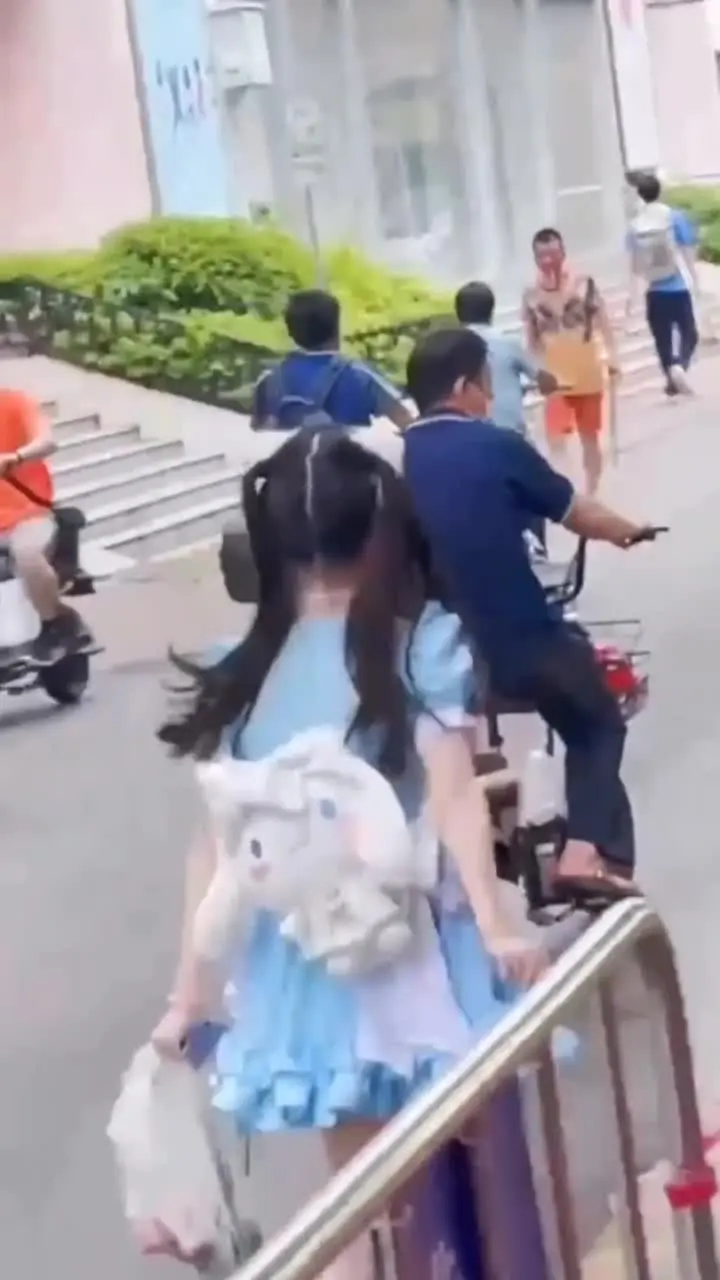 成人 动漫 - 双马尾极品肥臀萝莉骑乘背入式挑战你!