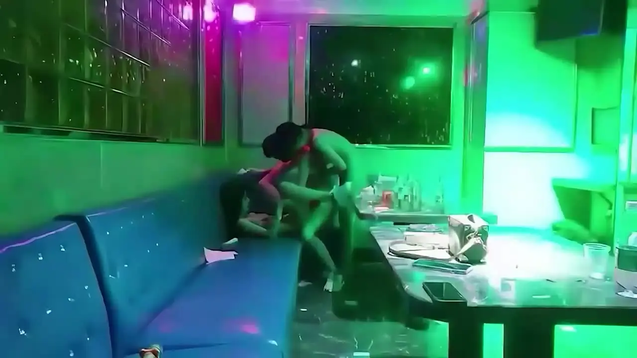 足 交 潮吹 - 私人选妃KTV，扒光衣服激情热舞，任意挑选兄弟包厢比拼