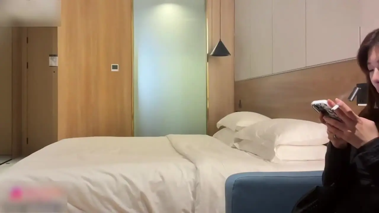 nykd54 - 约操01年妹子，用口水润滑当润滑剂，叫声诱人‘我想尿尿，来高潮了’骚浪的表情顶不住缴枪！