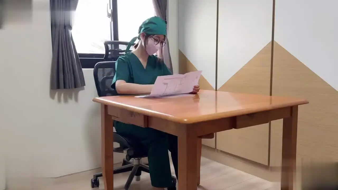 91国产 - ssrpeach化身医生姐姐，在取精室内帮助捐精者！高颜值身姿加上巧妙手法 为你榨取精液