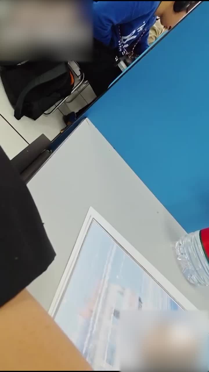 91成人 - 门事件 大学生在听力教室打飞机视频曝光，一节课打四次，专注打飞机都没注意有人偷拍