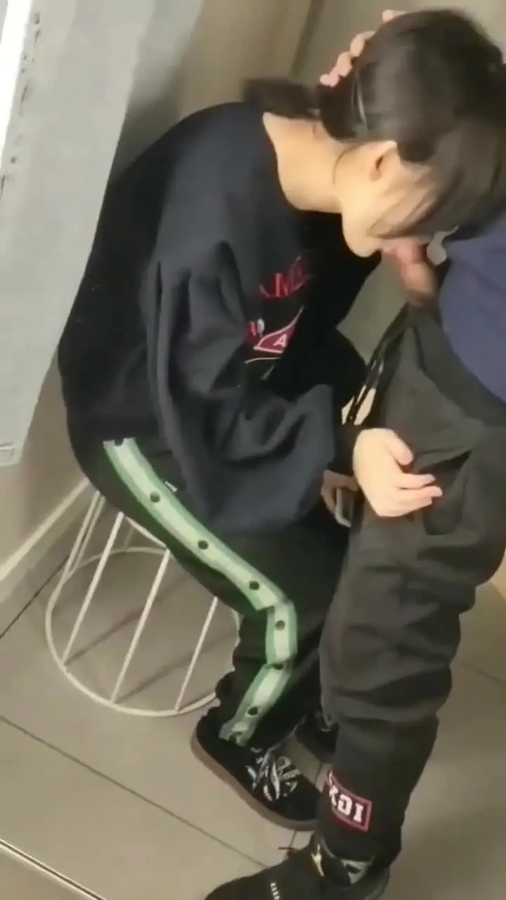 7777 91porn - 学生情侣公厕偷禁果