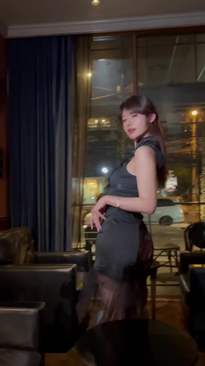 最新 足 交 - 夜幕下隔着玻璃骚首弄姿玻璃外还有路人盯着看