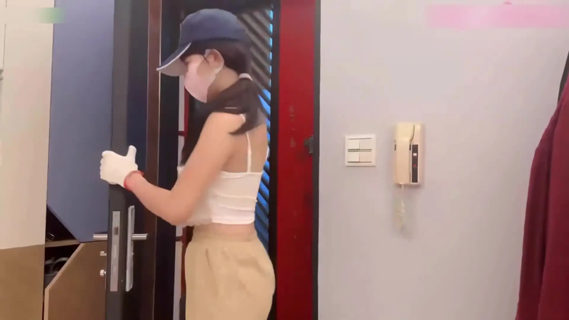 女 学生 自慰 视频 - 女水电工被男主人偷窥胸部，没想到她想要的是大长鸡巴