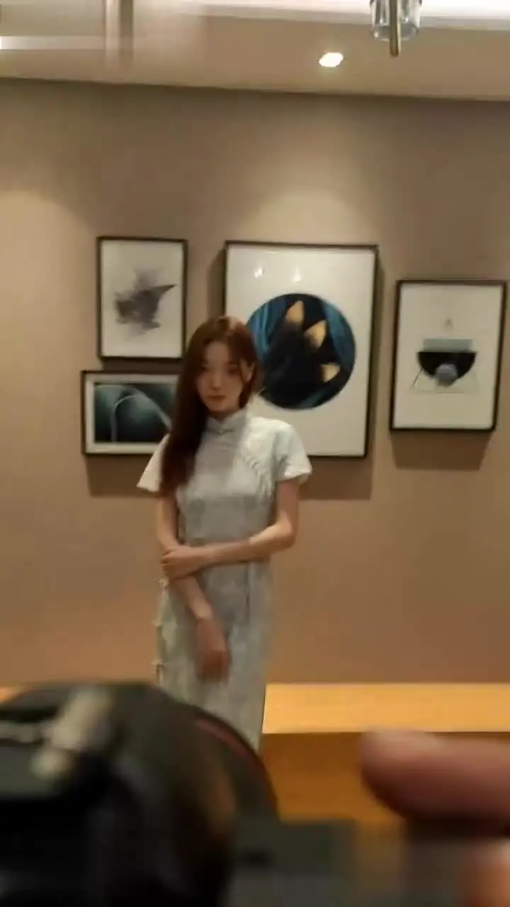 互 撸 - 高颜值野模 小虎牙 旗袍气质尤物 美臀骚穴 摆弄各种姿势 还给撸管口交!