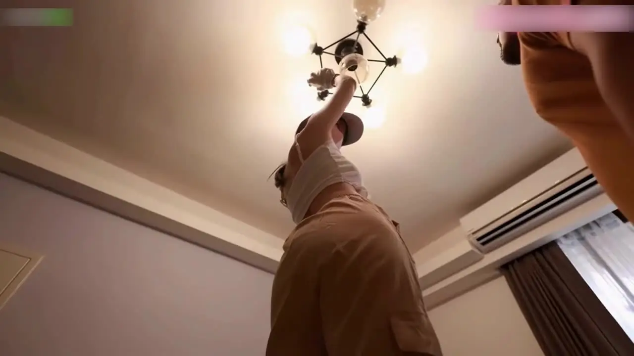 porny 九 色 - 女水电工被男主人偷窥胸部，然后拿一把钱羞辱，没想到她想要的是大长鸡巴