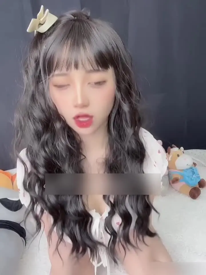 隔着衣服摸奶 av - 美系风格口交