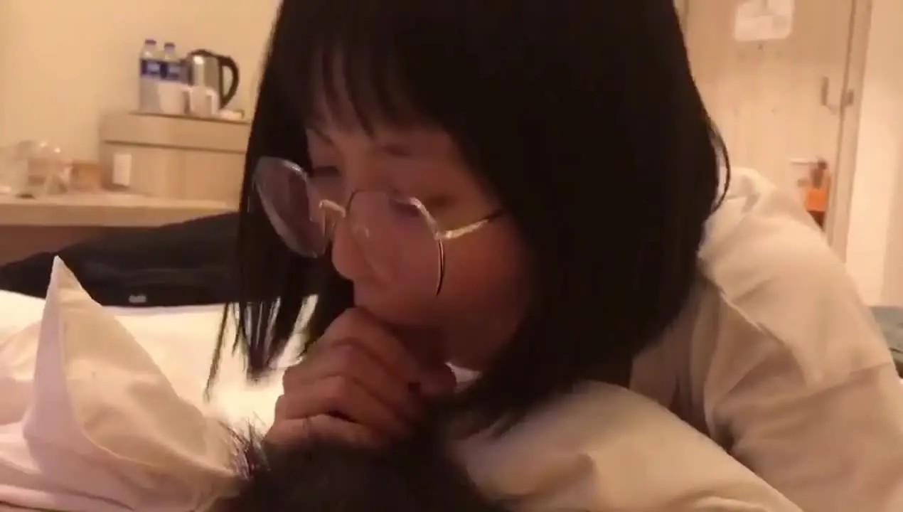 白袜足交 - 戴着眼镜斯文小可爱