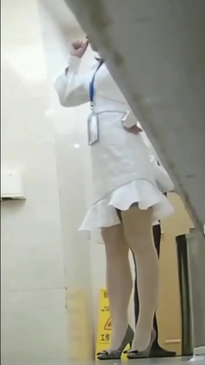 国产 偷拍 - 热门吃瓜，大神潜伏一家上市公司厕所