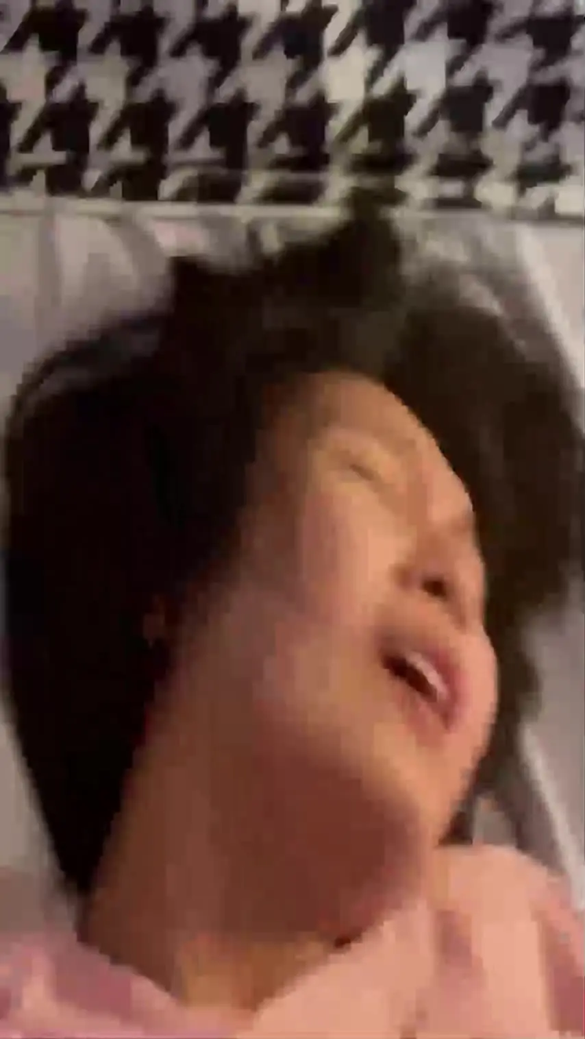 吃瓜网91 - 真的要哭了！清纯大学生被我大鸡巴的一次次冲击下，逐渐迷失