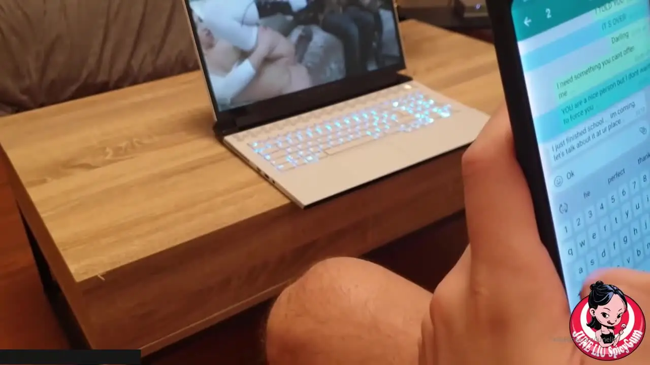 【知名网黄刘玥】会灭欲火的女室友，蹲着舔弄吃屌！骑乘位套弄大洋屌，上下深插场面淫骚，搞的小穴湿哒哒