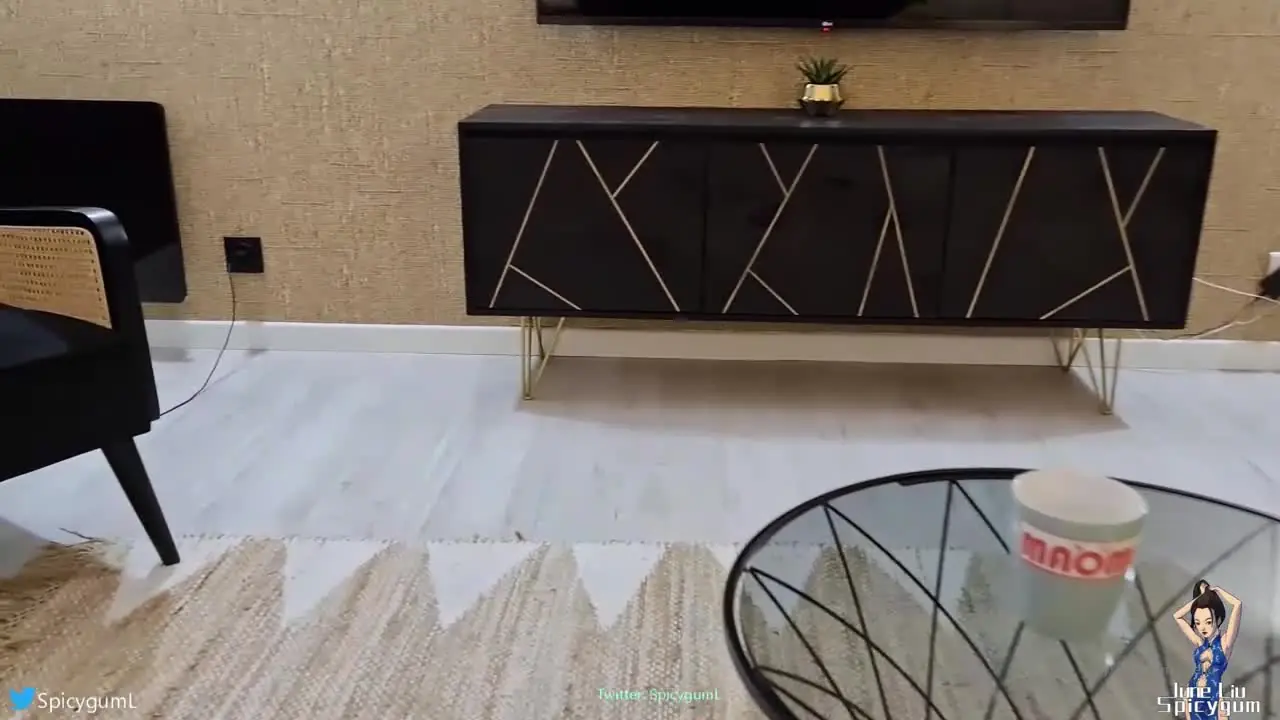 【国产博主刘玥】家花哪有野花香 ，趁老婆不在家，网上约个漂亮妹子，玩弄湿滑蜜穴用力操她