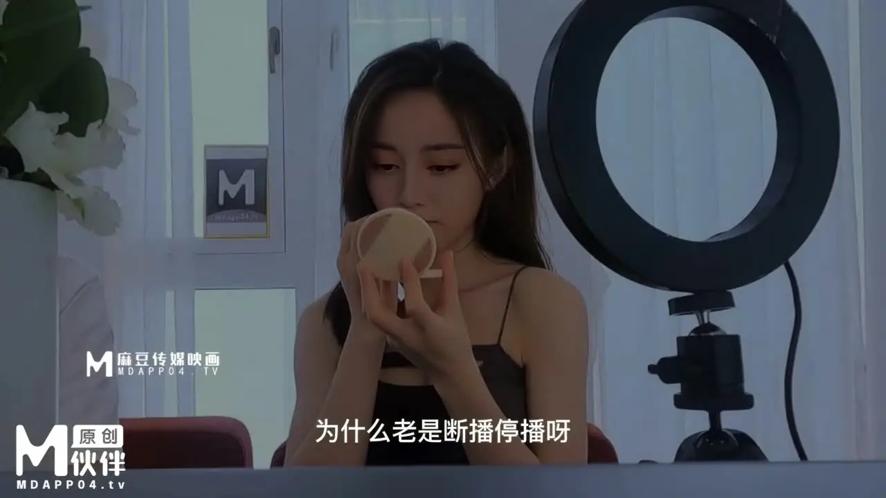 【AI Face Swap】Dilraba's secret affair in the live stream room, her plump lips and sensitive areas being massaged and played with by the young man, as she moans softly in close-up.