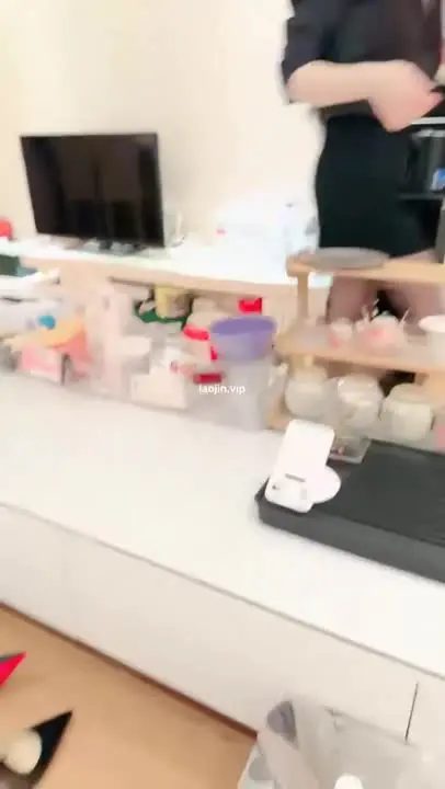 【纯情美少女】闹市上迈巴赫里车震，张开嘴巴吃大屌，美乳粉穴无套内射，完美露脸的一个小荡妇