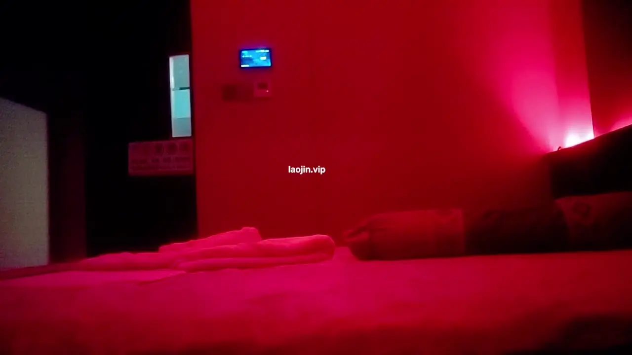 【会所探花】风骚淫荡极品少妇，服务质量还不错，穿着开裆黑丝奶子挺大，口活技术挺好，搞得鸡巴硬梆梆