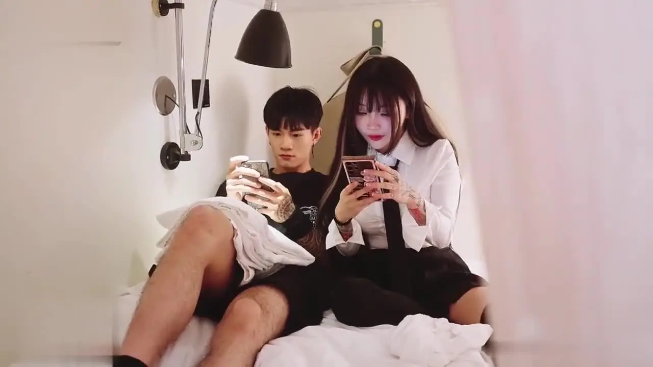 双情侣之大学生宿舍，热恋小情侣在一起在宿舍啪啪，上下铺的美女同时进入高潮，激啪画面美好又淫靡