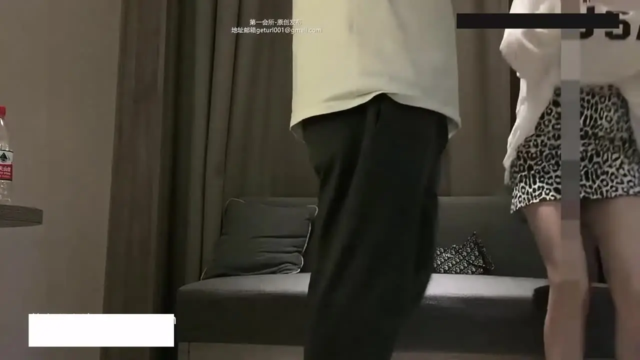 Gái xinh đặt hẹn qua mạng, bóp đầu sâu họng, làm tình bằng miệng, eo thon gợi cảm, ngực đẹp, muốn làm tình nhưng lại hơi e thẹn.