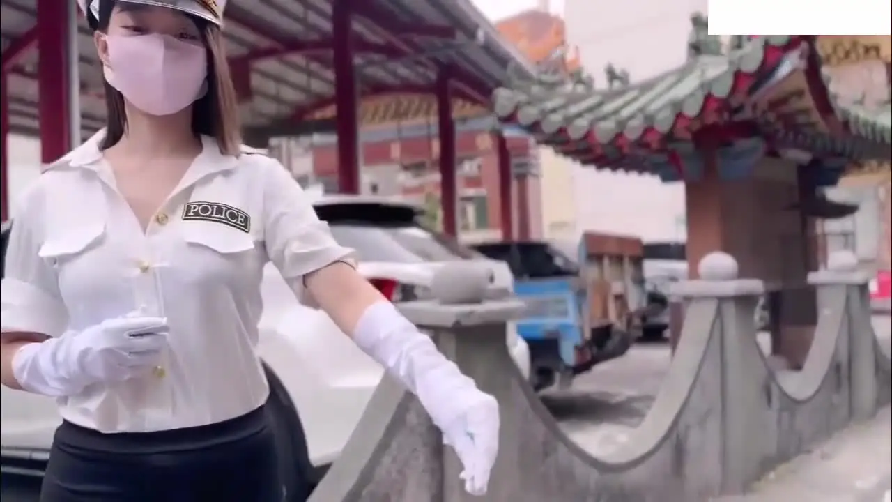 Nữ cảnh sát giao thông áp dụng hình phạt "vắt kiệt tinh trùng", nữ cảnh sát giao thông mặc đồ đen kiểm tra nồng độ cồn bên đường, sẽ vắt kiệt tinh trùng của bạn, xem lần sau bạn còn dám lái xe khi say rượu nữa không.