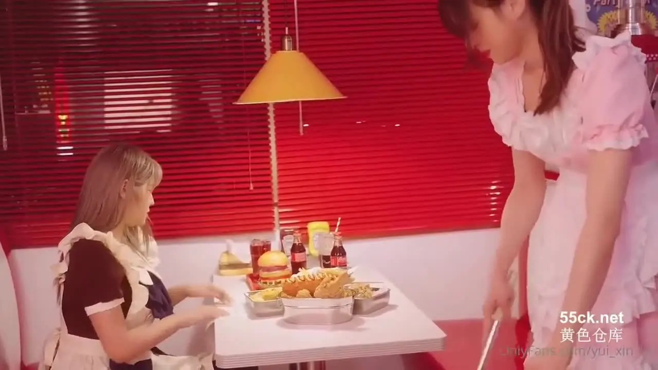 多女快餐店之餐厅吃肉棒，女仆装黑丝包臀裙！假屌抽插超嫩小穴，双管齐下表情一脸享受