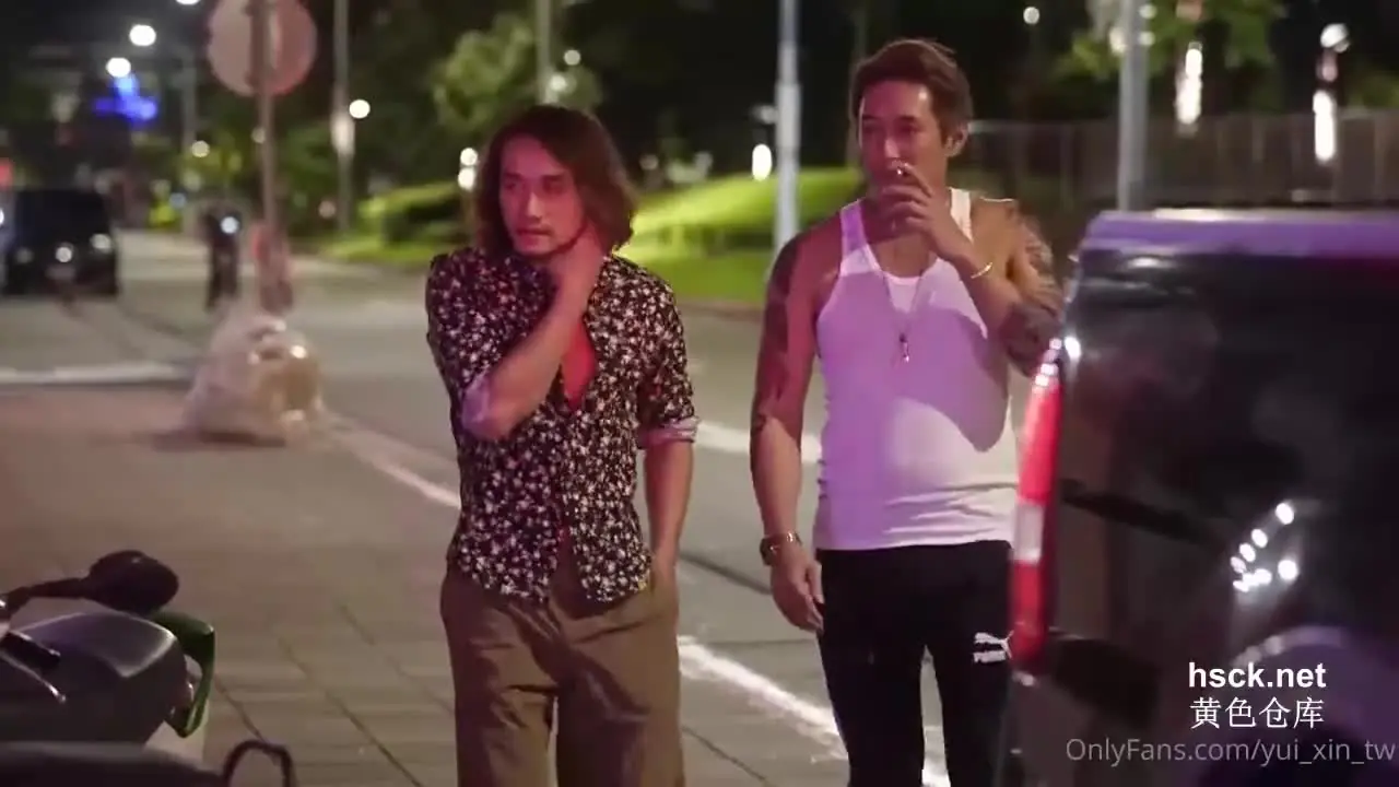 大长腿漂亮坐台小姐，第一天上大夜班就被两个客人骚扰，骚话不断说话嗲嗲！灰丝袜翘起美臀随意玩弄