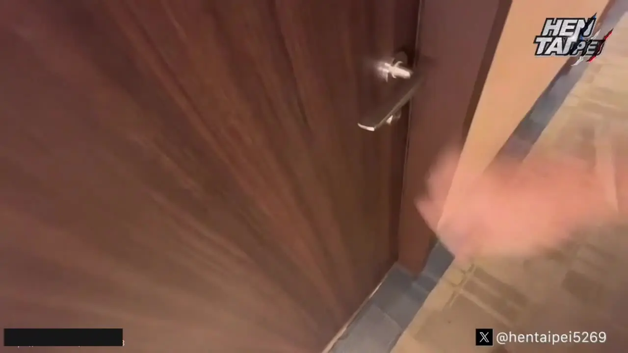 肉感肥臀荡妇爱吃屌，按着头用鸡巴操她嘴，床上各种体位抽插爆操，骚穴干到高潮一直要不停