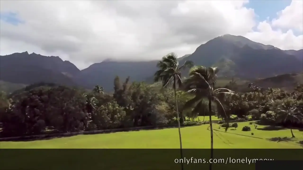 性感骚货度假约炮，沙发上工具自慰玩穴，大骚逼被炮友无套输出，一炮舒爽尖叫很妩媚！