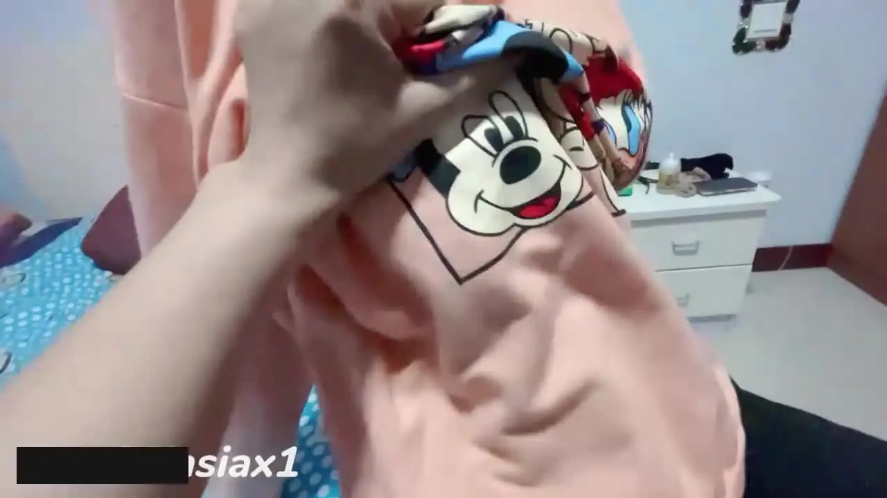 F巨乳白虎小女友，口交技术是越来越精湛了，用大鸡巴征服可爱女友，把她调教成最骚的母狗