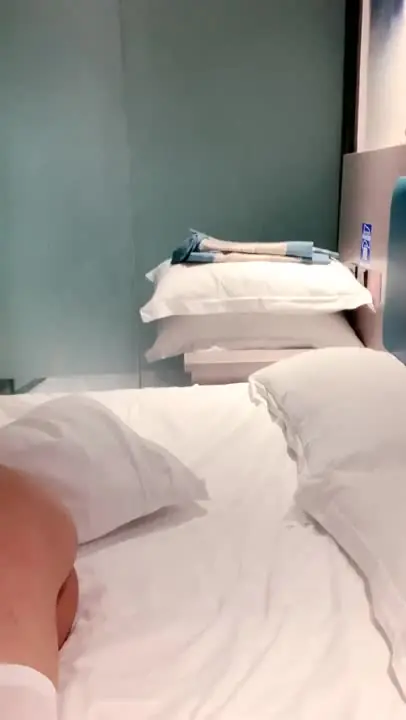 暑假兼职的学生妹，爱喝娃哈哈的小仙女，一线天漂亮粉穴，无套啪啪乖巧可爱水多多！