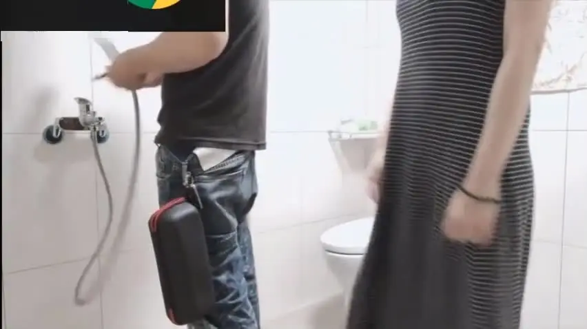 Người đẹp khát khao bất ngờ tấn công thợ điện nước, không thể cưỡng lại sự cám dỗ, họ đã quan hệ ngay trong nhà vệ sinh, thực hiện tư thế đứng khó khăn, bắn tinh vào mặt và nuốt tinh trùng, cảm thấy vô cùng thỏa mãn.