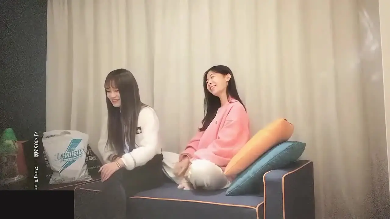 找来两个萌妹玩双飞，一起舔弄上位骑乘轮流操，搞完留一个继续干，狠狠爆插干的嗯啊叫！