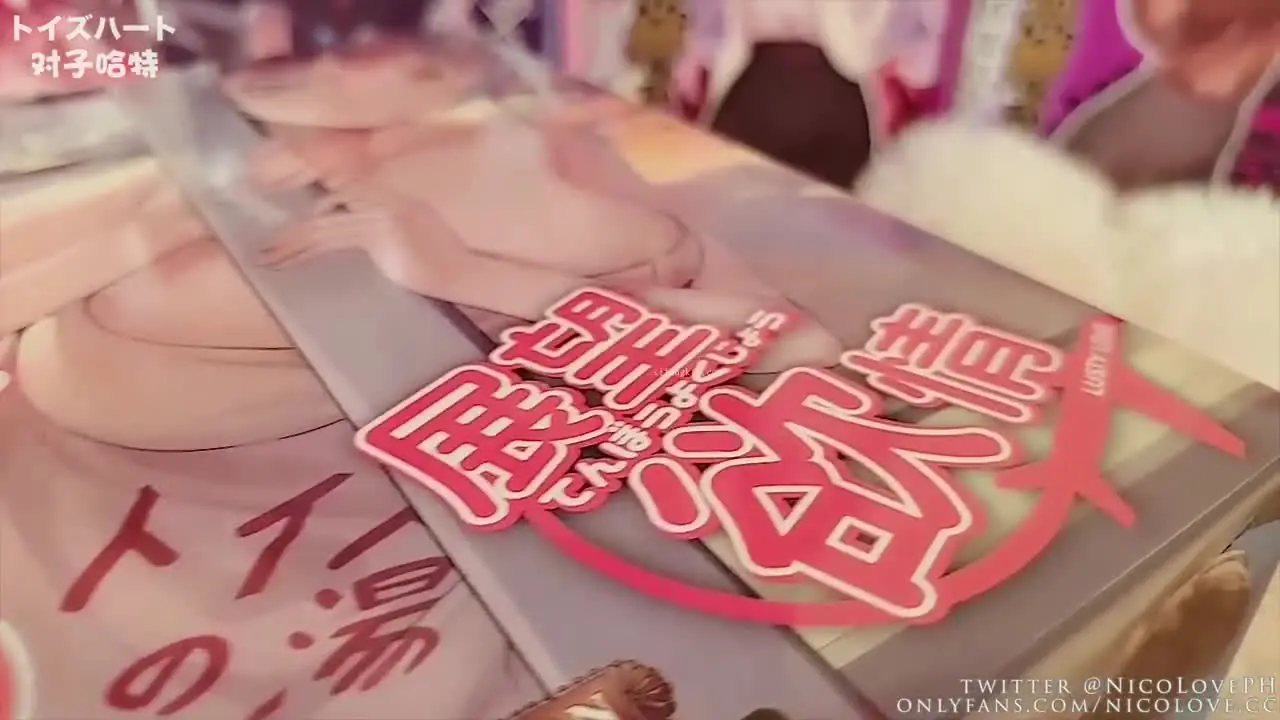 火热肉穴PK硅胶娃娃，我们的小穴哪个让你更舒服？轮流操弄两个小穴，还是火热的肉穴更胜一筹