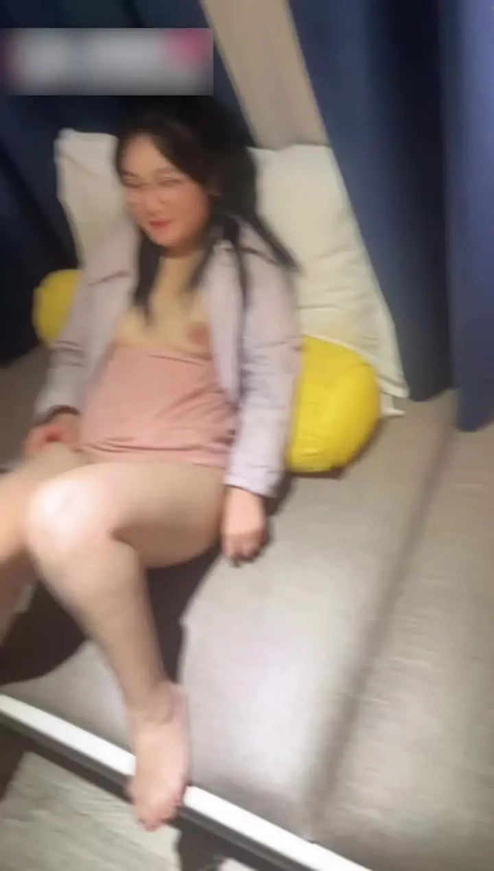 Anh họ tôi hơi nhút nhát, vừa chạm vào là đã mềm nhũn.