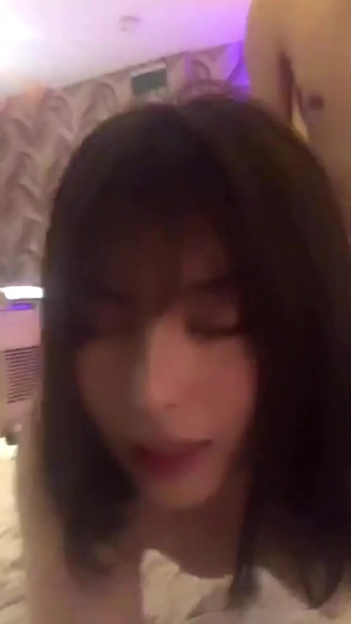 骚货自己拿着手机拍摄