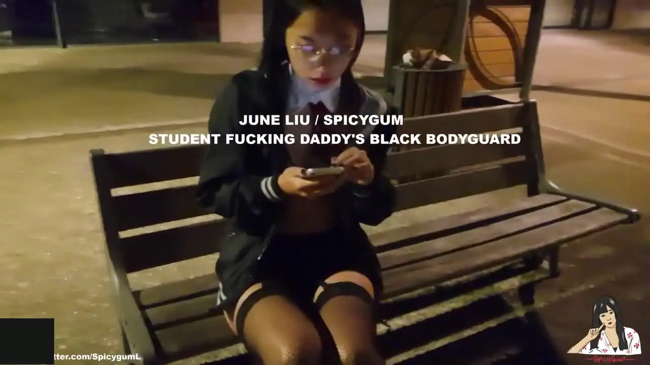 网黄知名留学生刘玥，剧情演绎，放学勾搭爸爸派来接送的黑人保镖，坐在副驾驶自摸揉穴，极品美腿摆弄姿势，被大黑鸡巴操得眼神迷离