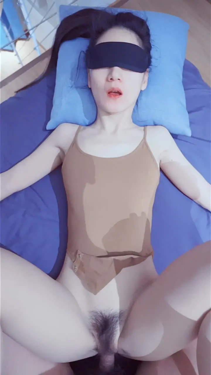 穿着连体衣被操