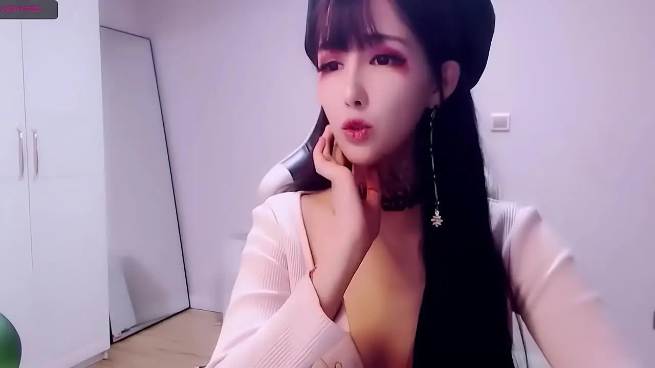 S极别两件女神，宅家下海给大哥远程跳弹，表情极致诱惑