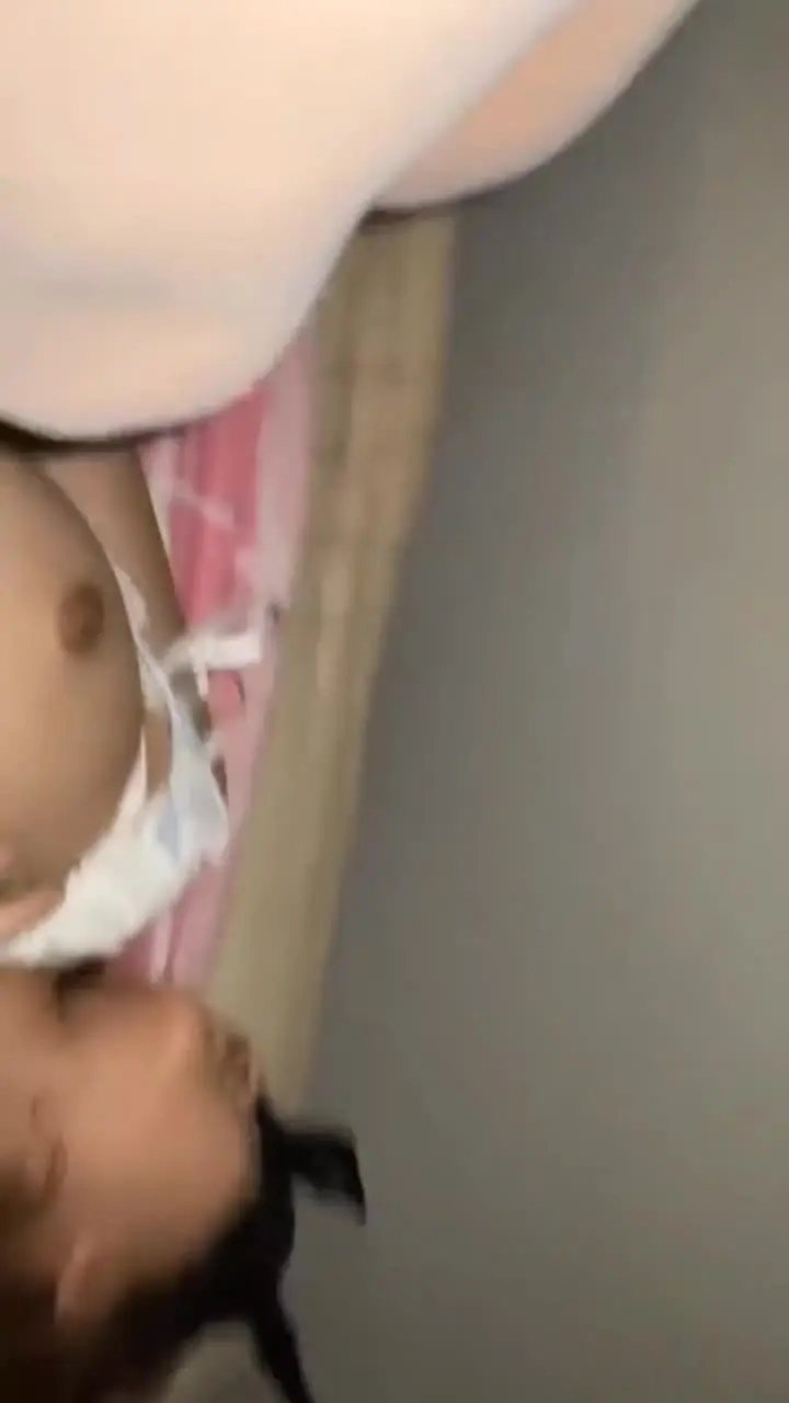 纹身嫩妹美乳被大鸡巴按在床上狠狠操 差点被操哭