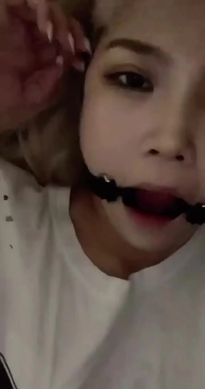 太骚了颜值还高偷偷在宿舍手淫