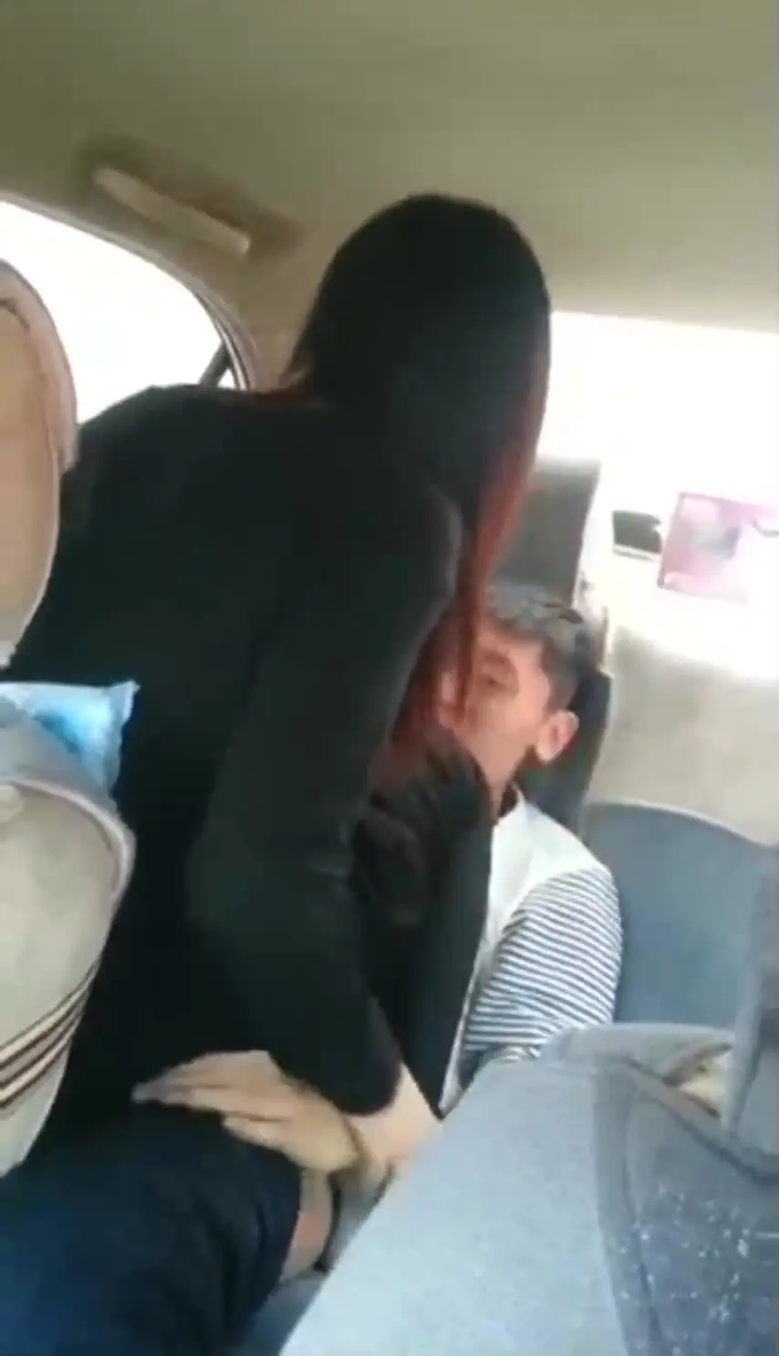 小情侣后座啪啪啪！妹子说你别照了